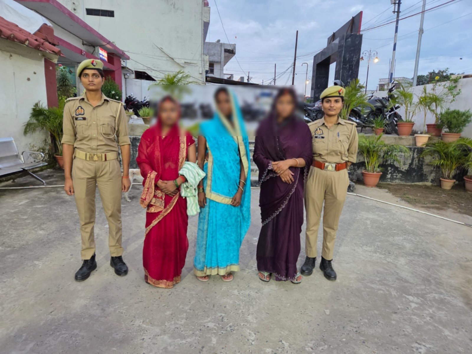 ऑटो में महिला को घेरकर चेन चोरी, तीन आरोपी महिलाएं गिरफ्तार