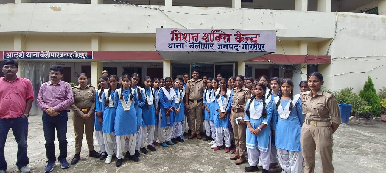 मिशन शक्ति अभियान के तहत छात्राओं ने जाना पुलिस का कामकाज, हेल्पलाइन नंबरों की दी गई जानकारी