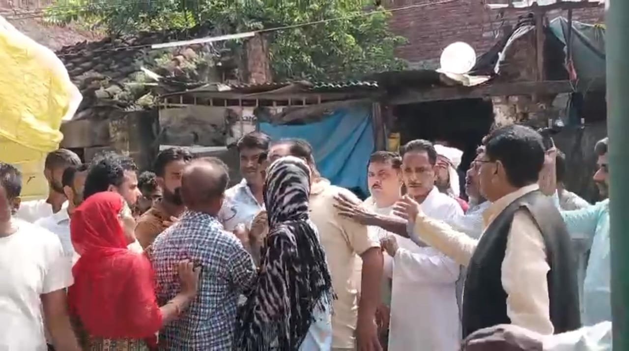 गोरखपुर में जमीन कब्जे को लेकर बवाल, सपा नेताओं पर मुकदमा