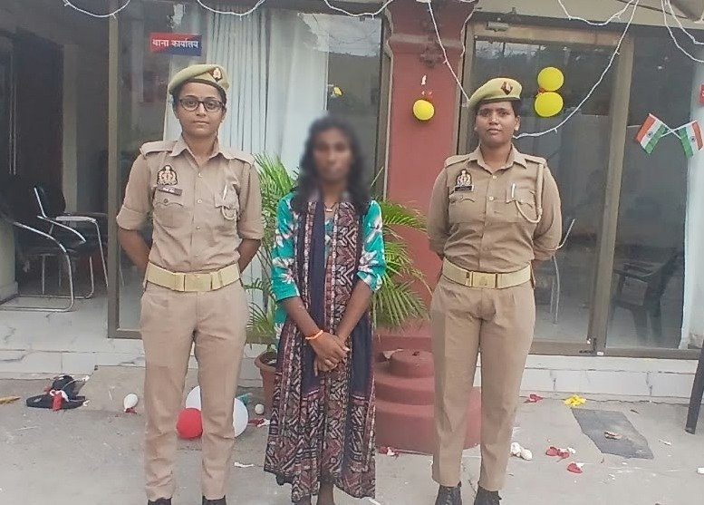गोरखपुर: AC का पाइप काटते पकड़ी गई महिला, चोरी के मोबाइल समेत गिरफ्तार