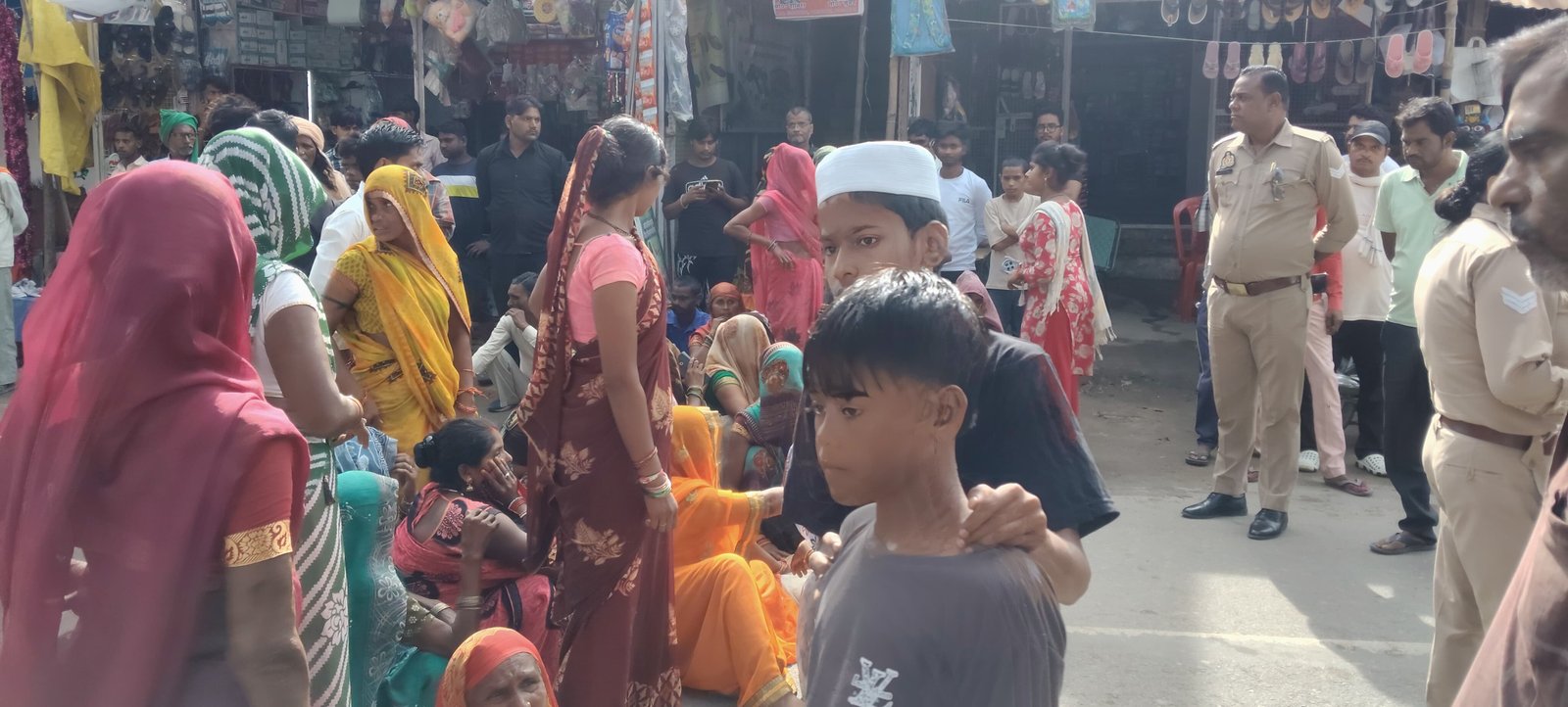 उन्नाव: अवैध संबंधों के शक में पति ने पत्नी को गंगा में फेंका, तलाश जारी; परिजनों ने लगाया जाम
