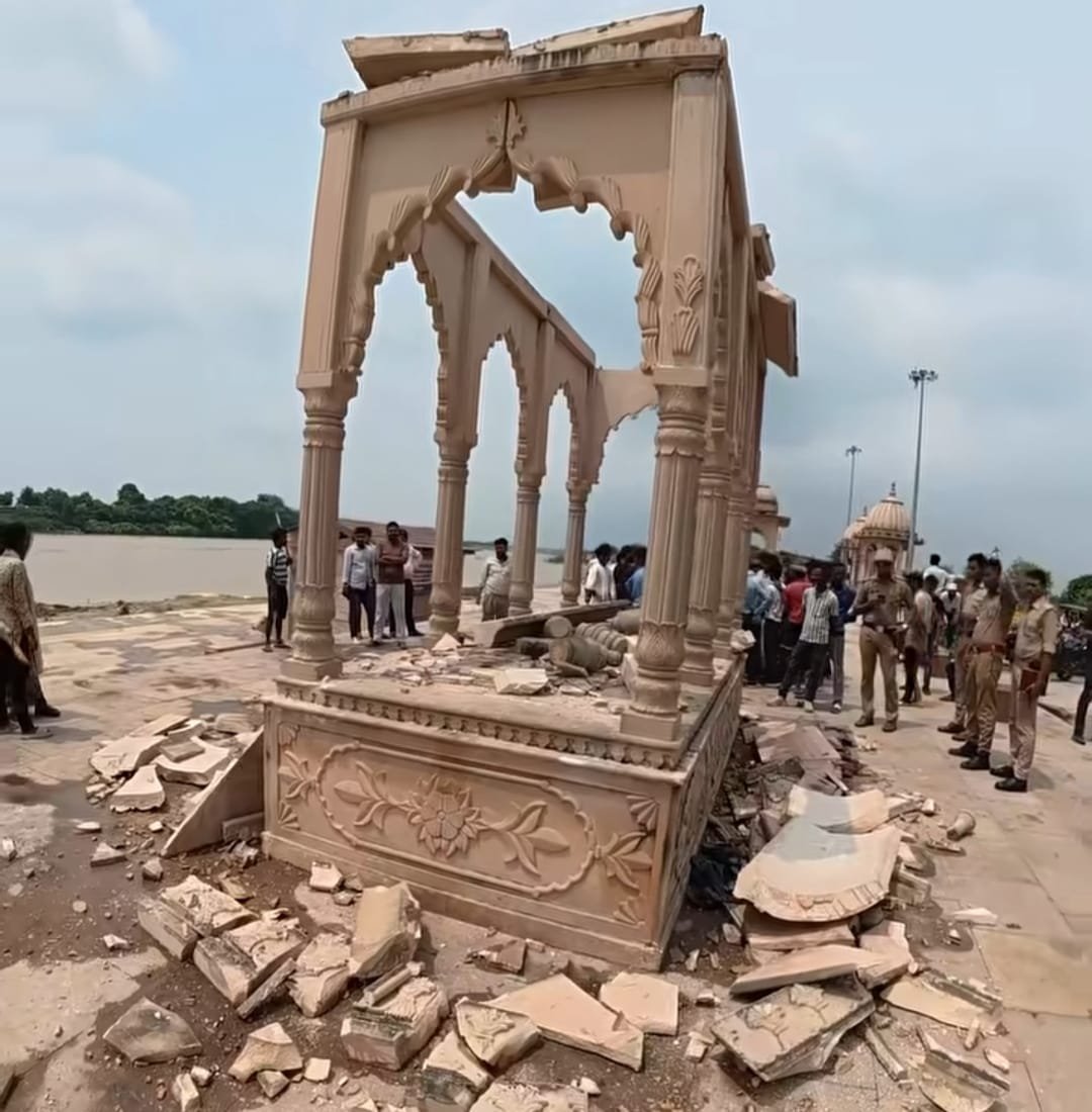 आकाशीय बिजली गिरने से गोरक्ष घाट का गुंबदनुमा स्लैब गिरा, अधिवक्ता की मौत, एक घायल