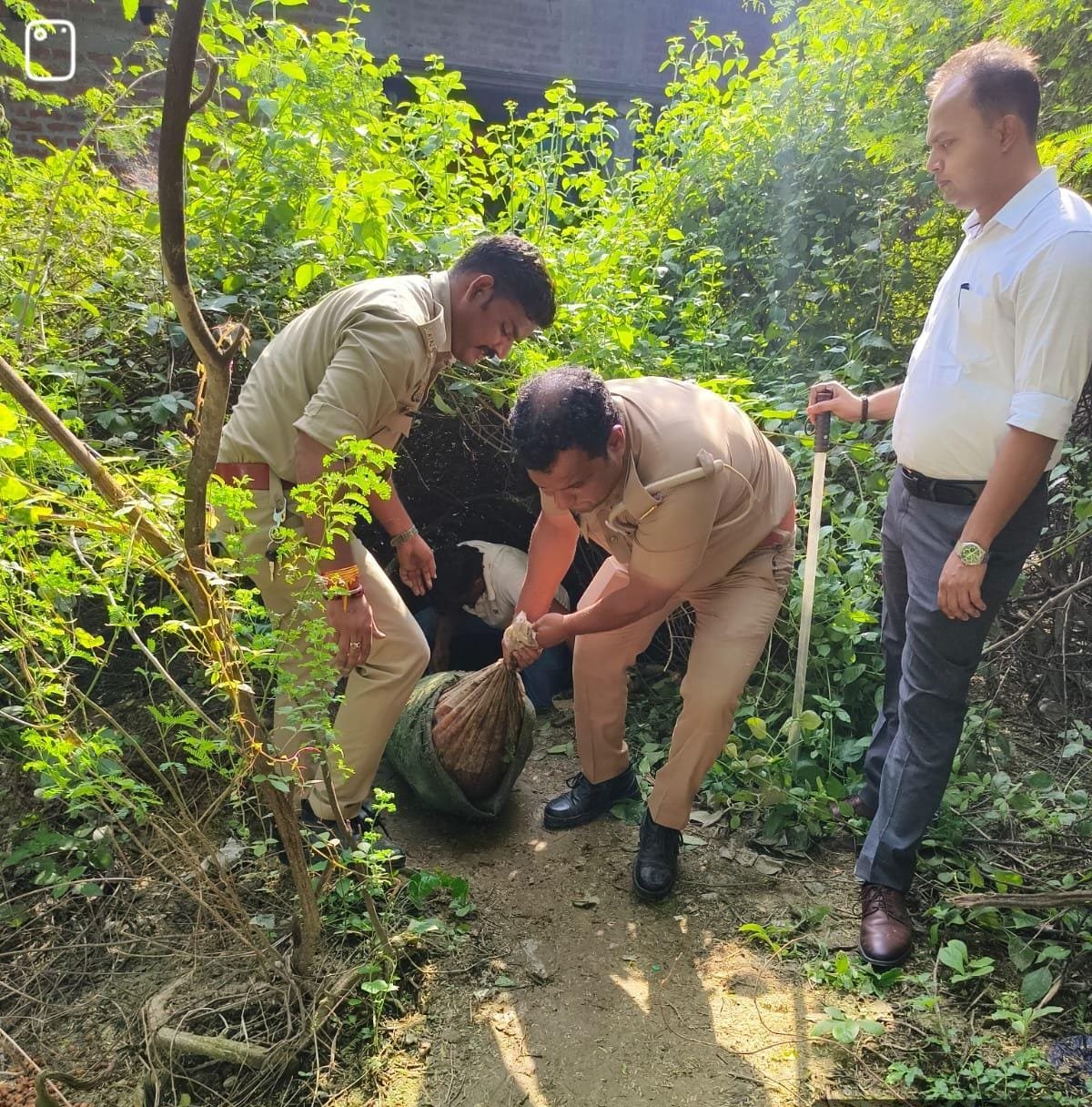 उन्नाव ब्रेकिंग  अवैध शराब के खिलाफ आबकारी विभाग की बड़ी कार्रवाई, 26 लीटर कच्ची शराब बरामद।
