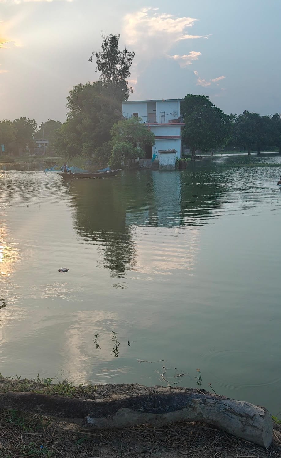 सरयू-राप्ती का रौद्र रूप, कछार के गांवों में बढ़ी मुसीबत; कई रास्ते जलमग्न