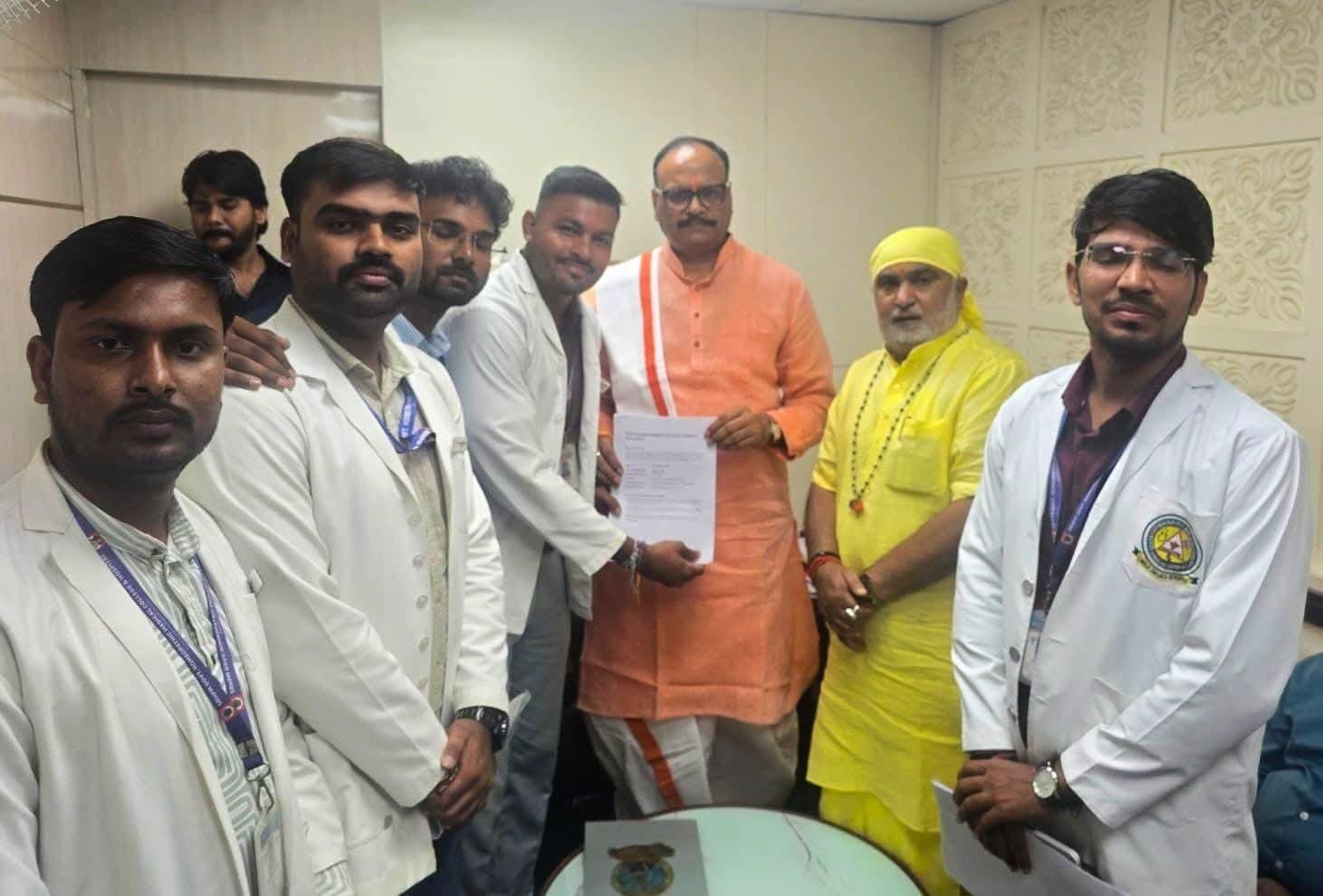 डिप्टी सीएम ब्रजेश पाठक को ज्ञापन सौंप आयुष चिकित्सकों ने उठाई मानदेय विसंगति दूर करने की मांग