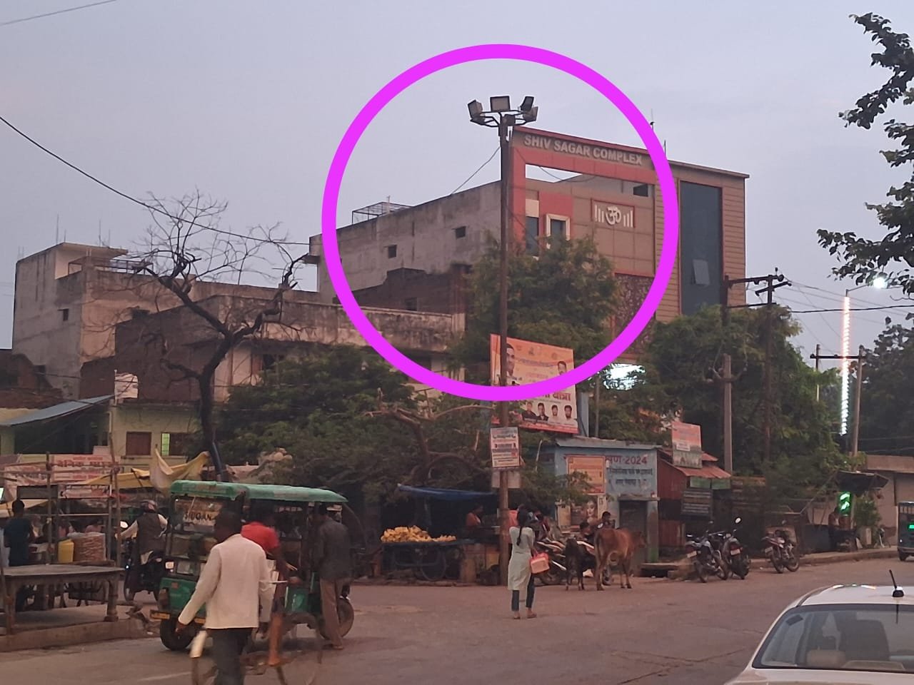 नगर पंचायत की लापरवाही उजागर, एक साल से बंद हाईमास्क लाइट से तिकोनिया पार्क तिराहा अंधेरे में