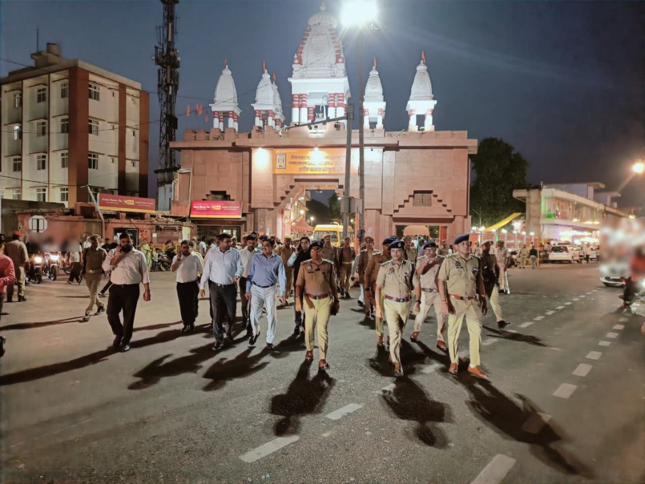 गोरखपुर में त्योहारों को लेकर प्रशासन अलर्ट, गोरखनाथ मंदिर परिसर में अधिकारियों ने की पैदल गश्त