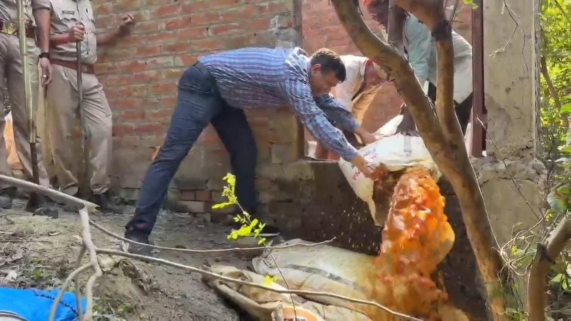 राप्ती किनारे अमरूद के बागों, झाड़ियों और संदिग्ध ठिकानों पर सुबह छह बजे छापेमारी; 45 लीटर कच्ची शराब बरामद, कई भट्ठियां ध्वस्त